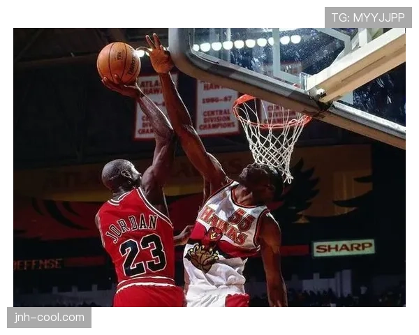 奥拉朱旺内线多样进攻对比乔丹展现更全面得分结构