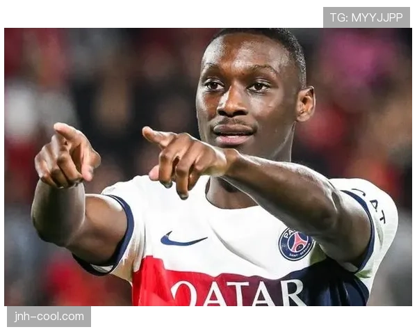 姆巴佩凌晨四点还在练射门，我家猫都睡三觉了