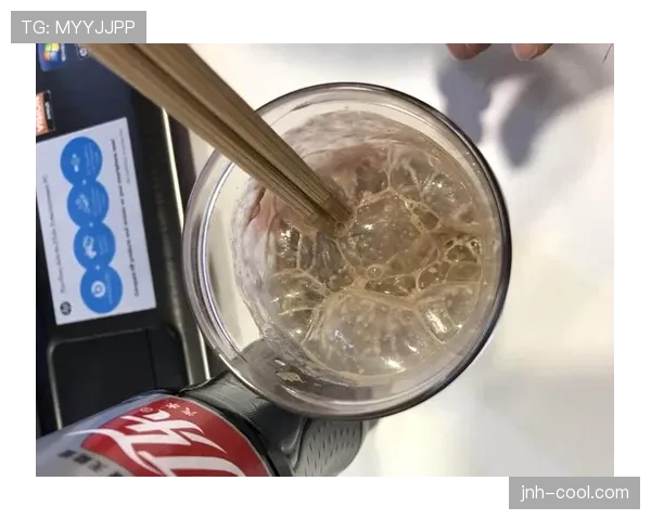 恩比德家的冰箱里塞满蛋白粉，连饮料都按克称着喝