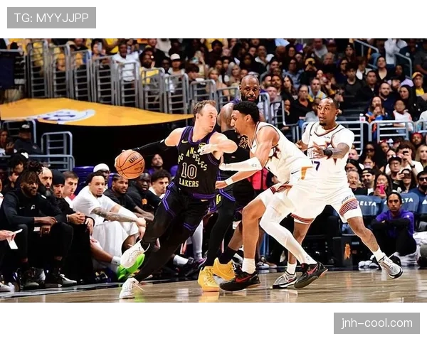 安东尼·戴维斯挡拆制造高位错位 卓越防守影响湖人内线体系