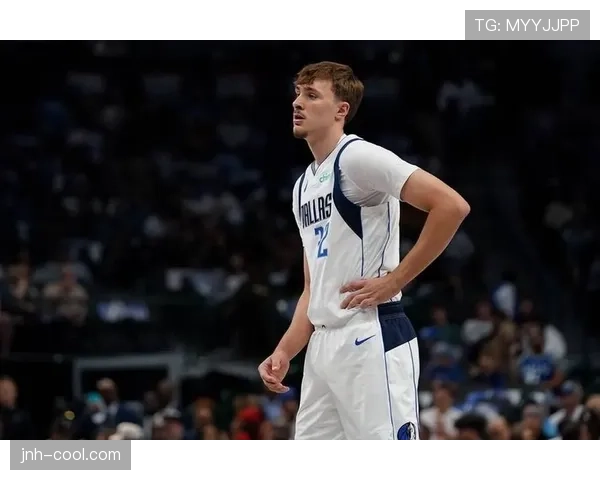 库珀·弗拉格像戈贝尔护筐却更善于滚动挡拆拉开空间