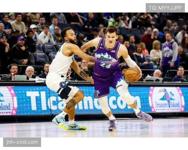 沃克·凯斯勒挡拆滚筐拉开空间，区别于戈贝尔护筐