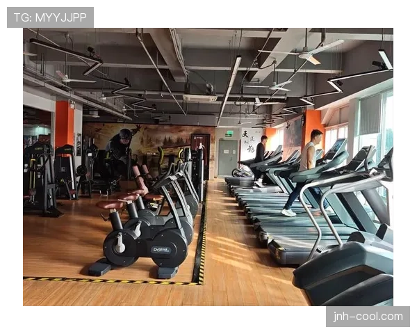 郑赛赛的日常：凌晨四点健身房打卡，咖啡当水喝